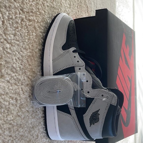 Air Jordan 1 mid smoke grey